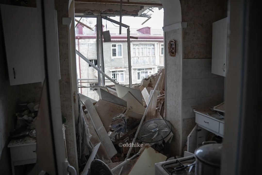 Жилой дом в Степанакерте после обстрелов 19 сентября