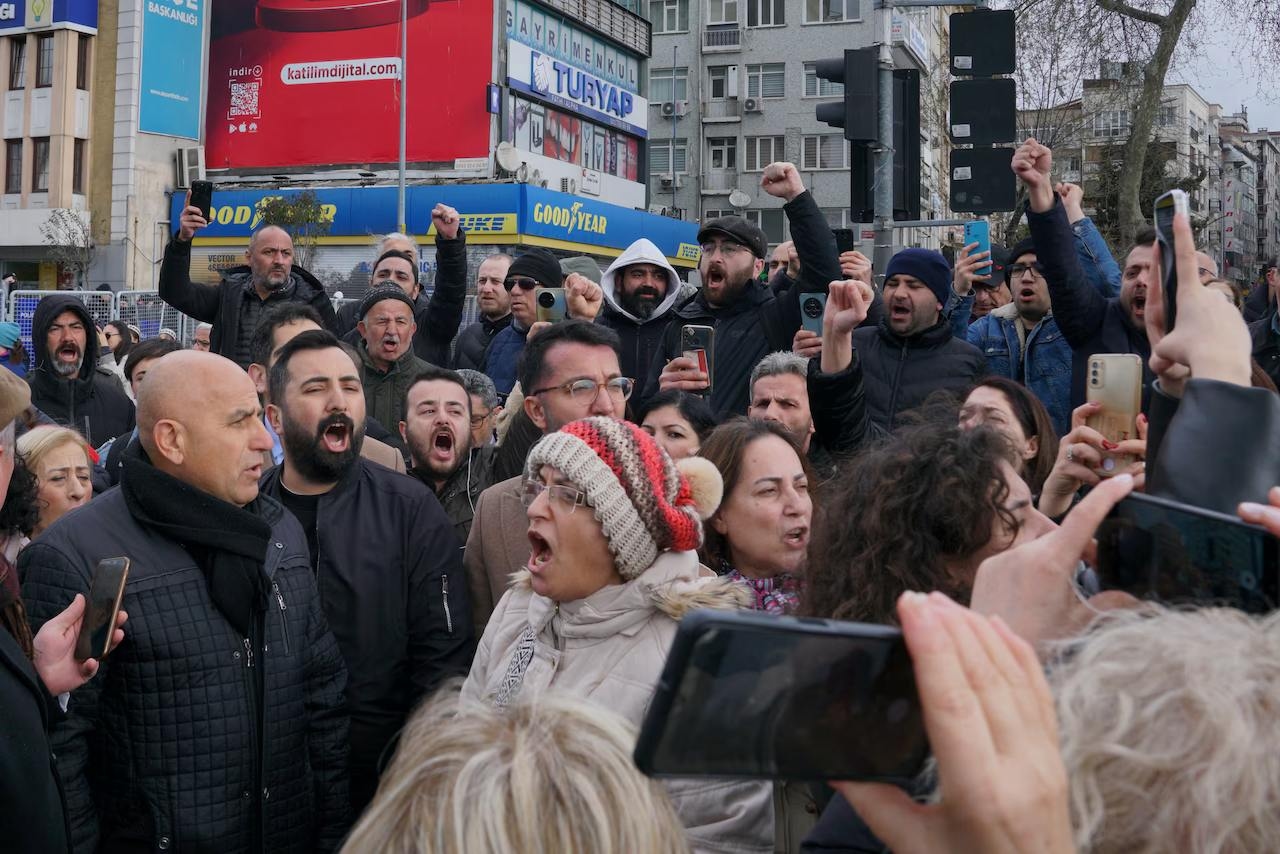 Акция в поддержку Экрема Имамоглу у главного управления полиции Стамбула