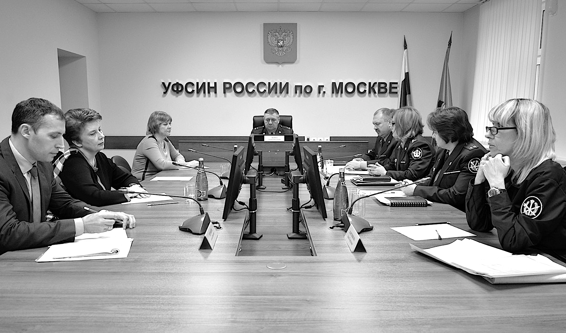 Совещание в управлении. Автор - справа