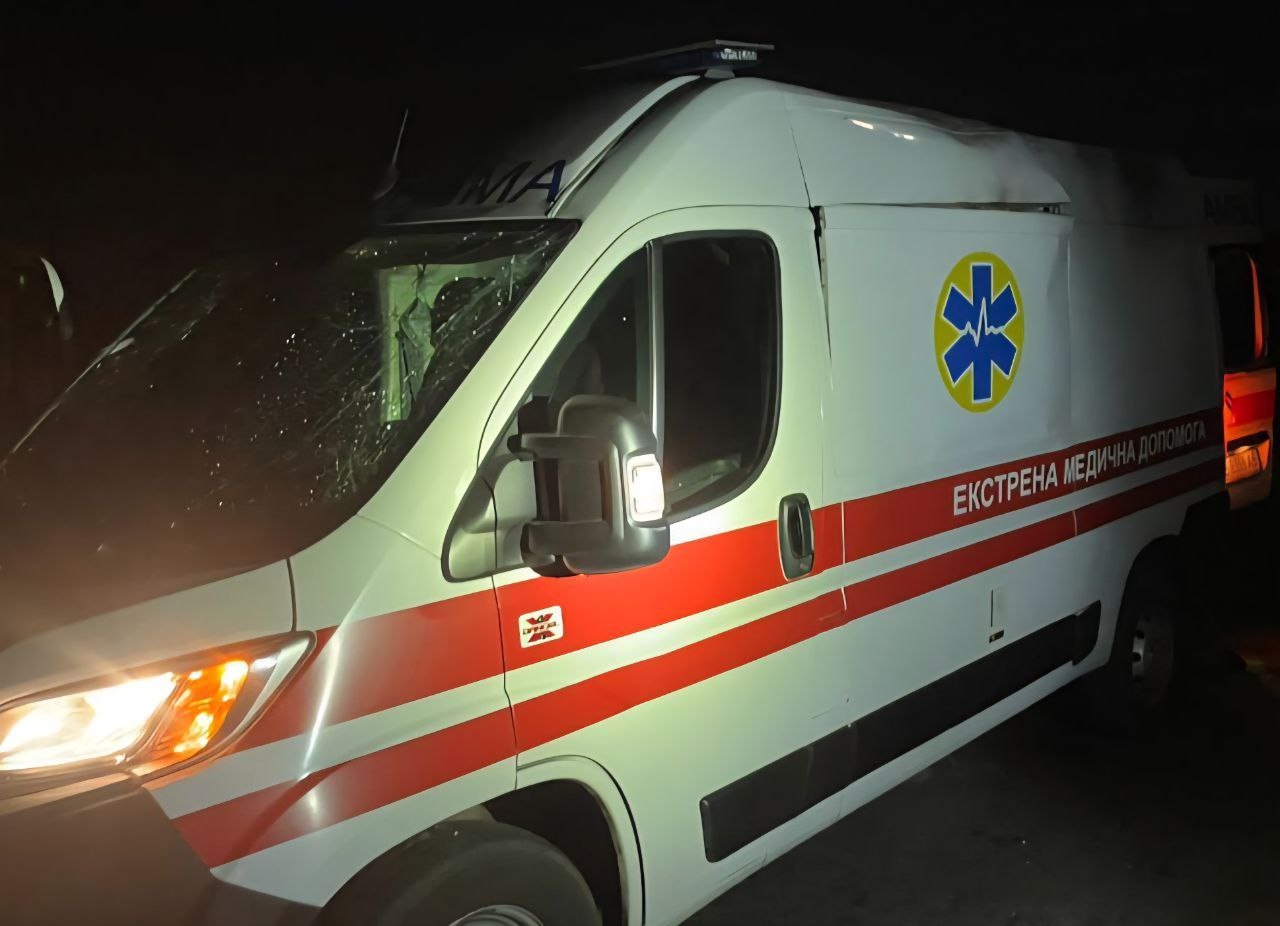 Поврежденный автомобиль скорой в результате российских ударов по Никополю в ночь на 4 ноября 2025 года