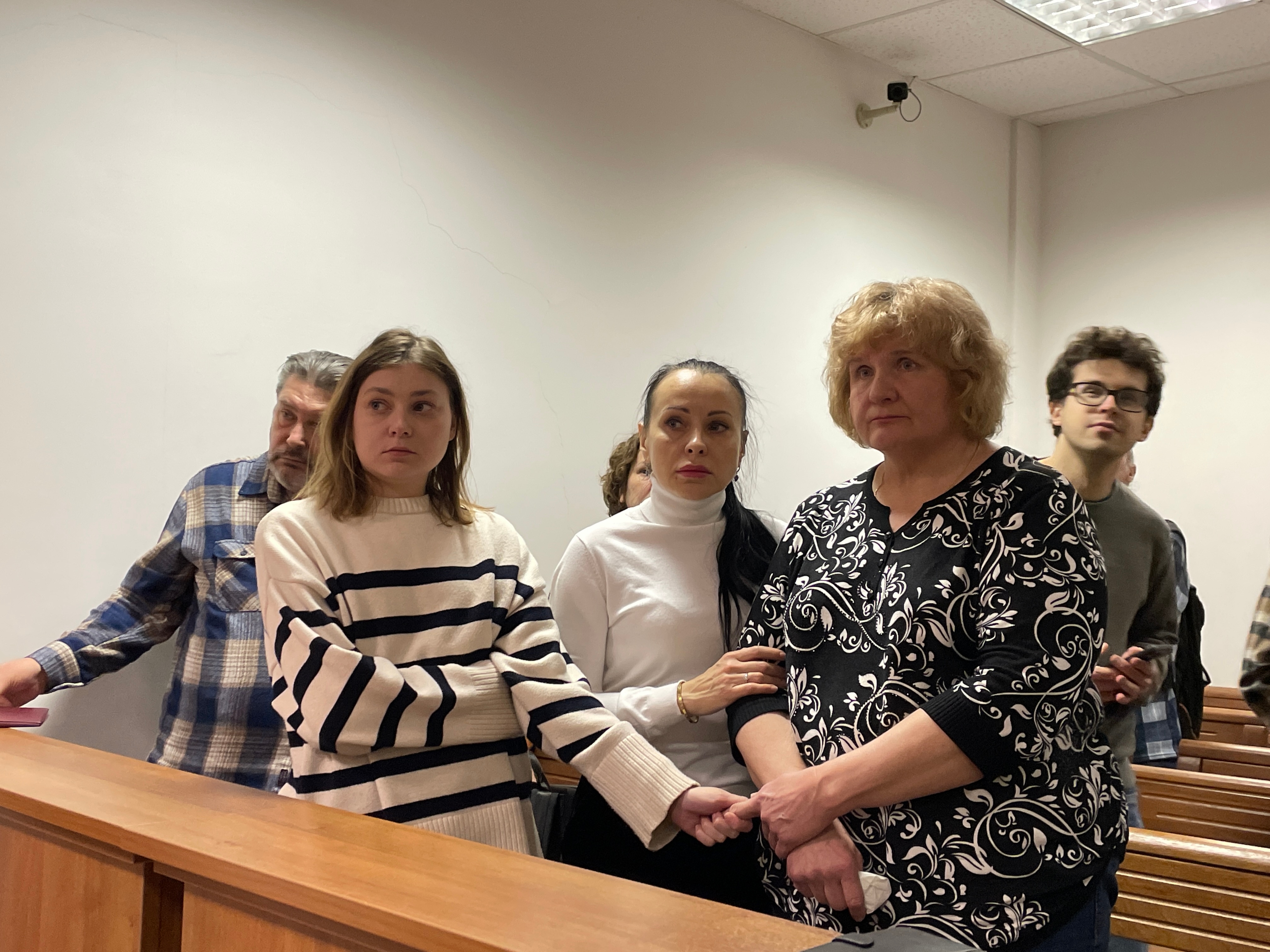 Мама Артема Хорошилова Тамара (справа), жена политзаключенного Артема Камардина Александра Попова (слева) и адвокат Юлия Кузнецова