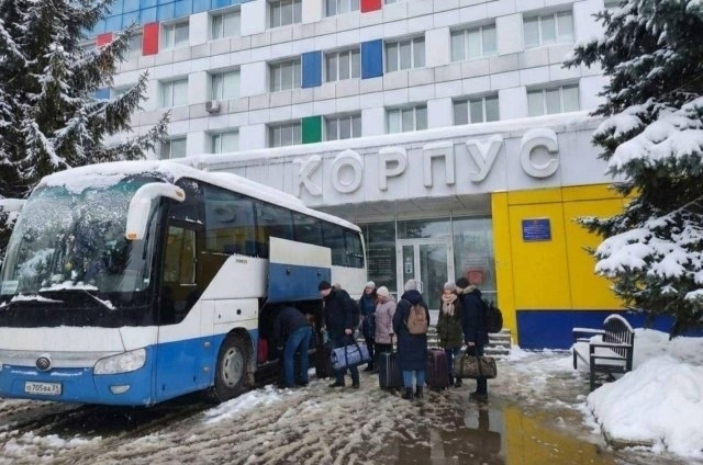 Посадка пациентов терапевтического корпуса Городской больницы № 2 в Белгороде на автобус