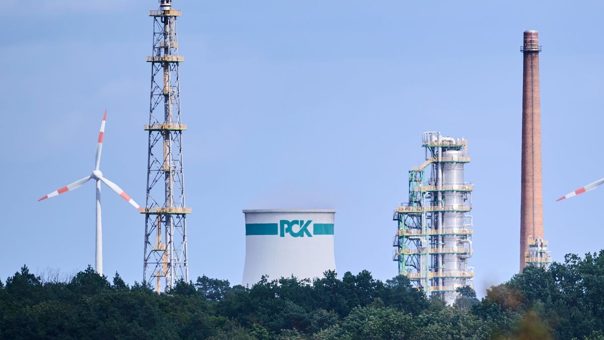 Фото: НПЗ PCK Raffinerie, частично контролируемый дочерними структурами «Роснефти» в Германии / dpa